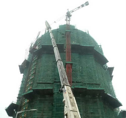 光泽吊车在工地上作业